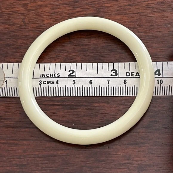 Creamy ivory white glass bangle bracelet - Picture 2 of 5